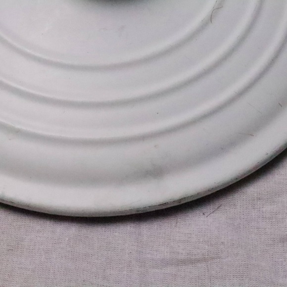 Le Creuset White Enameled Cast Iron Round Dutch Oven 4.5qt 4.2L - Picture 9 of 15